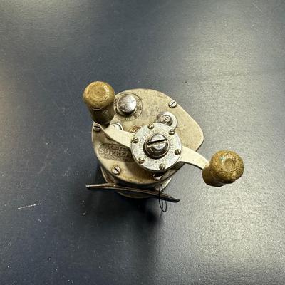 PFLUEGER SUPREME MADE IN THE USA FISHING REEL