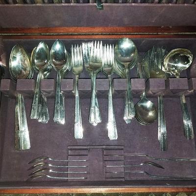 EATING UTENSILS IN WOODEN STORAGE BOX