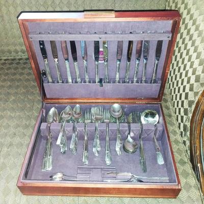 EATING UTENSILS IN WOODEN STORAGE BOX