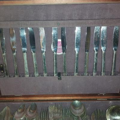 EATING UTENSILS IN WOODEN STORAGE BOX