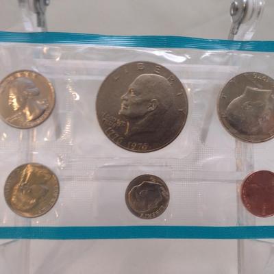 Set of Five 1976 U. S. Mint Uncirculated Coin Sets (#150)