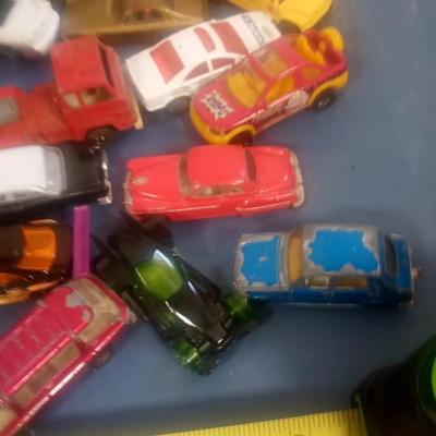 LOT 129 18 OLD DIE CAST CARS