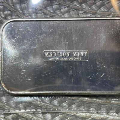 VINTAGE 1973 CHRISTMAS .999 FINE SILVER 1-OUNCE ART BAR IN VG CONDITION (BAR #8).