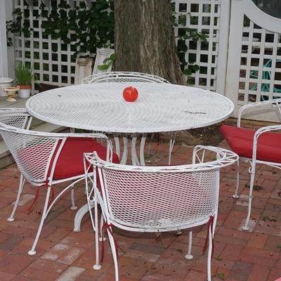 EXCELLENT ROUND METAL WEB PATIO TABLE WITH FOUR BARRELL STYLE CHAIRS W/ RED CUSHIONS
