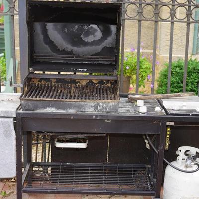 WEBER GAS GRILL COMES WITH TANK, LARGE GRILLING AREA AND SHELF BELOW