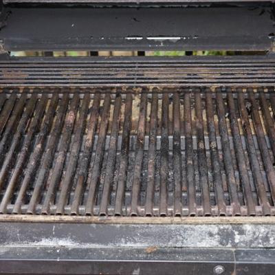 WEBER GAS GRILL COMES WITH TANK, LARGE GRILLING AREA AND SHELF BELOW