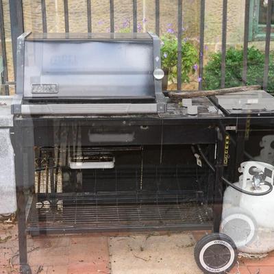WEBER GAS GRILL COMES WITH TANK, LARGE GRILLING AREA AND SHELF BELOW
