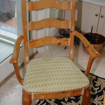FRENCH COUNTRY STYLE PINE DINING TABLE WITH FOUR CHAIRS AND TWO LEAVES