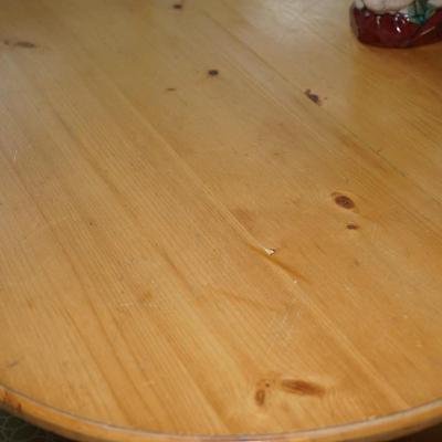 FRENCH COUNTRY STYLE PINE DINING TABLE WITH FOUR CHAIRS AND TWO LEAVES