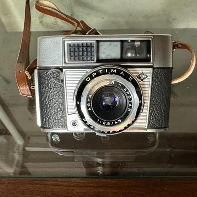 MAGAZINE CINE-KODAK EIGHT MOVIE CAMERA & AN OPTIMA II CAMERA