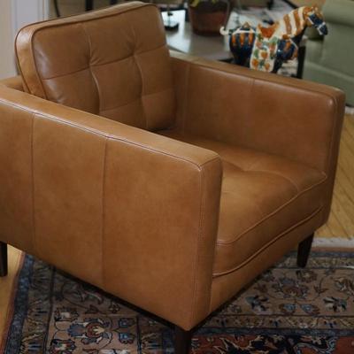 CONTEMPORARY STYLE BROWN LEATHER TUFT BACK AND SEAT SIDE CHAIR WITH WOODEN LEGS