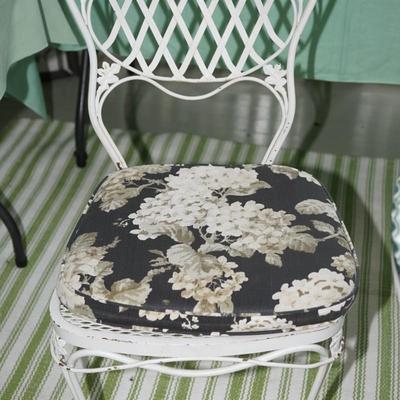 EXCELLENT WHITE METAL W/ ROUND "SCALLOP BEVELLED" GLASS TOP AND SIX CHAIRS(TWO NOT SHOWN IN THIS PHOTO)