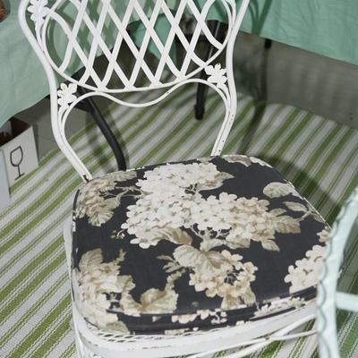 EXCELLENT WHITE METAL W/ ROUND "SCALLOP BEVELLED" GLASS TOP AND SIX CHAIRS(TWO NOT SHOWN IN THIS PHOTO)