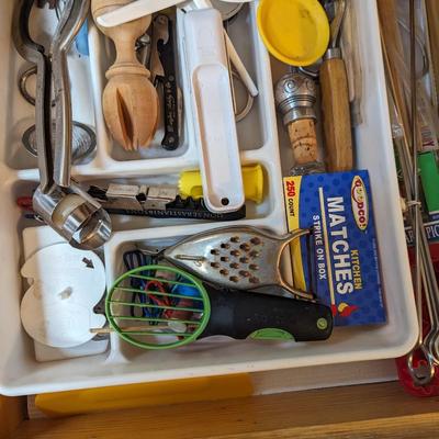 Kitchen Utensils & Hand Towels 3 Drawers (see all pictures)