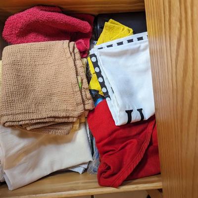Kitchen Utensils & Hand Towels 3 Drawers (see all pictures)