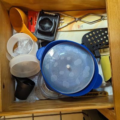 Kitchen Utensils & Hand Towels 3 Drawers (see all pictures)