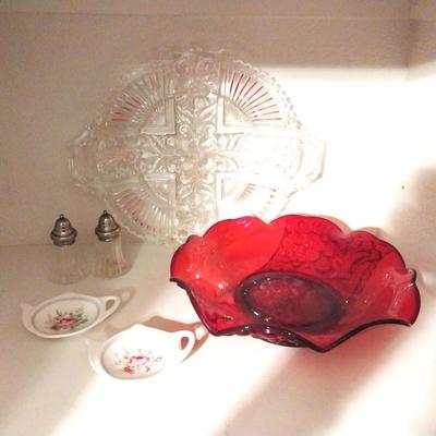 GLASS DIVIDER-RED DISH-SALT & PEPPER-MORE