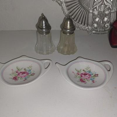 GLASS DIVIDER-RED DISH-SALT & PEPPER-MORE
