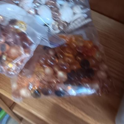 DECORATIVE STONES, MARBLES AND SEA SHELLS