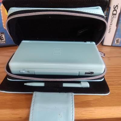 NINTENDO DS LITE PORTABLE GAMING SYSTEM WITH MANY GAMES AND CARRY CASE