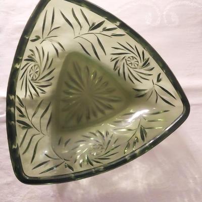 VINTAGE DRINKING GLASSES AND DISH
