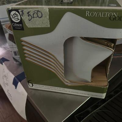 Free combine ship set of 6 Star plates white with gold trim beautiful