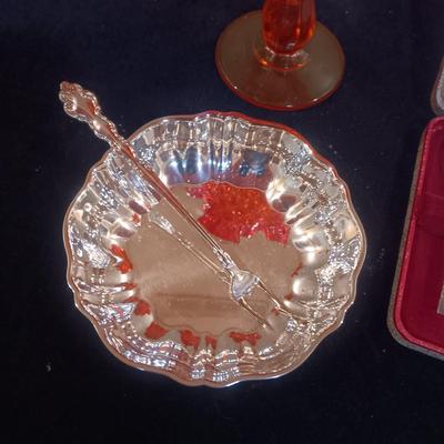 ORANGE FENTON RUFFLED COMPOTE, SILVER PLATED CONDIMENT DISH AND TEA SPOONS