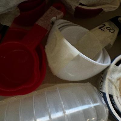 Lot of 20 small measuring cups and small mixing bowls plastic free combine ship
