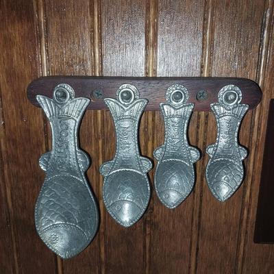 KNIVES IN WOOD BLOCk WOODEN SALT & PEPPER-MEASURING SPOONS