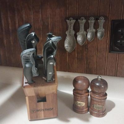 KNIVES IN WOOD BLOCk WOODEN SALT & PEPPER-MEASURING SPOONS