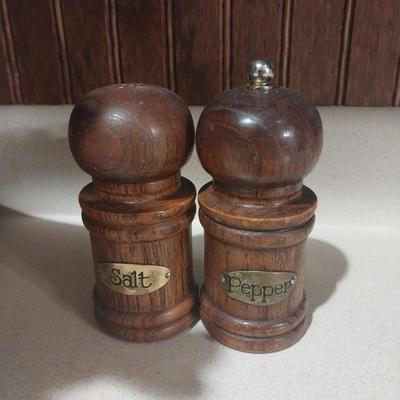 KNIVES IN WOOD BLOCk WOODEN SALT & PEPPER-MEASURING SPOONS