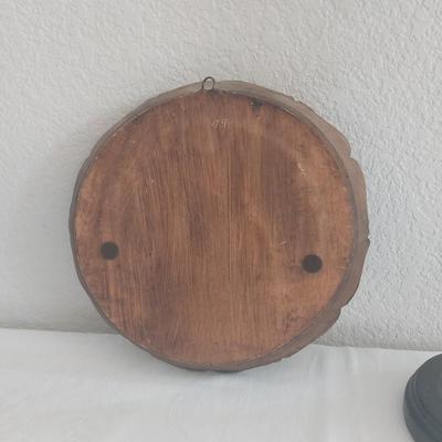 CARVED WOODEN PLATE AND WOODEN PARROT