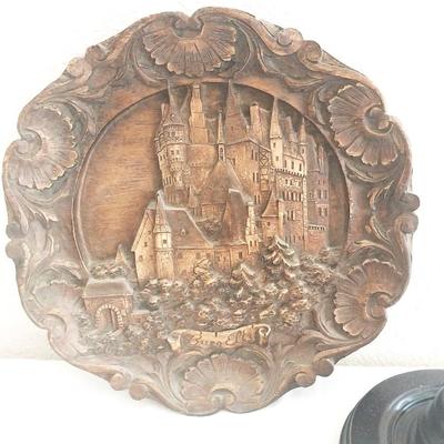 CARVED WOODEN PLATE AND WOODEN PARROT