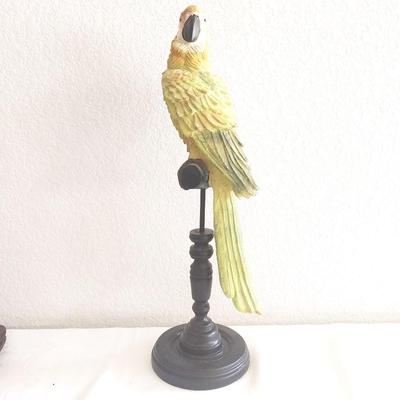 CARVED WOODEN PLATE AND WOODEN PARROT