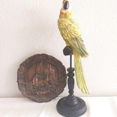 CARVED WOODEN PLATE AND WOODEN PARROT