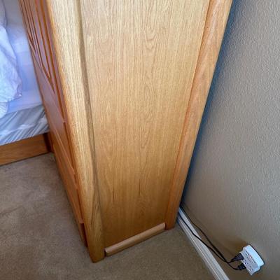 LIKE NEW STEARNS & FOSTER QUEEN BED WITH 3 PC SOLID OAK HEADBOARD