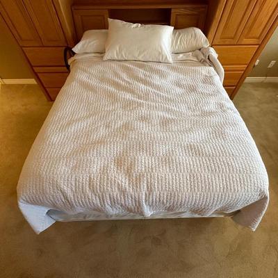 LIKE NEW STEARNS & FOSTER QUEEN BED WITH 3 PC SOLID OAK HEADBOARD