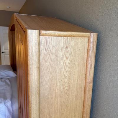 LIKE NEW STEARNS & FOSTER QUEEN BED WITH 3 PC SOLID OAK HEADBOARD