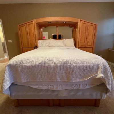LIKE NEW STEARNS & FOSTER QUEEN BED WITH 3 PC SOLID OAK HEADBOARD