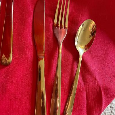 Beautiful flower, China and gold silverware