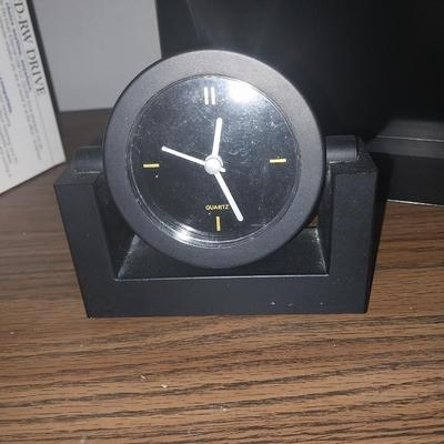 METAL MAIL HOLDER-TABLE CLOCK AND EXTERNAL USB