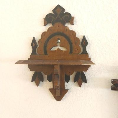 WOOD FRAMES "HOME SWEET HOME" AND TWO WOODEN SHELVES