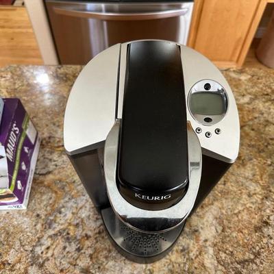 KEURIG COFFEE MAKER W/VARIETY OF POD COFFEE AND HOT CHOCOLATE