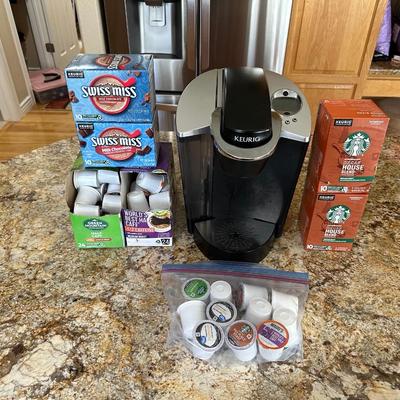 KEURIG COFFEE MAKER W/VARIETY OF POD COFFEE AND HOT CHOCOLATE