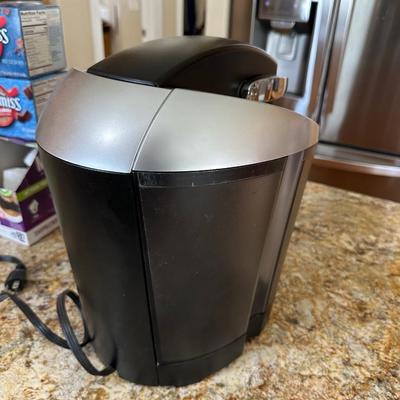 KEURIG COFFEE MAKER W/VARIETY OF POD COFFEE AND HOT CHOCOLATE