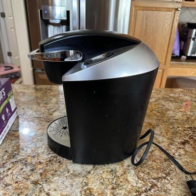 KEURIG COFFEE MAKER W/VARIETY OF POD COFFEE AND HOT CHOCOLATE