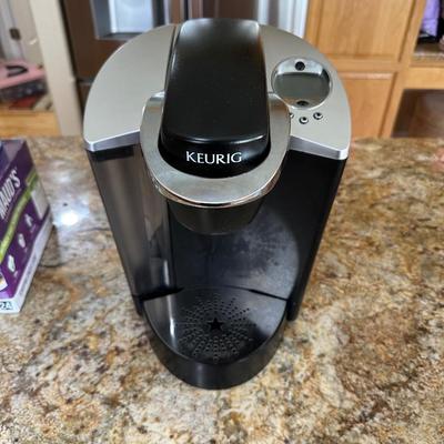 KEURIG COFFEE MAKER W/VARIETY OF POD COFFEE AND HOT CHOCOLATE
