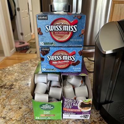 KEURIG COFFEE MAKER W/VARIETY OF POD COFFEE AND HOT CHOCOLATE