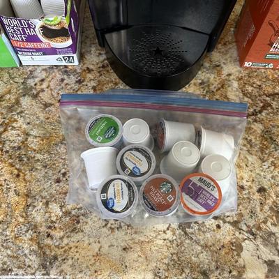 KEURIG COFFEE MAKER W/VARIETY OF POD COFFEE AND HOT CHOCOLATE