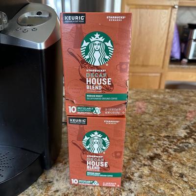 KEURIG COFFEE MAKER W/VARIETY OF POD COFFEE AND HOT CHOCOLATE